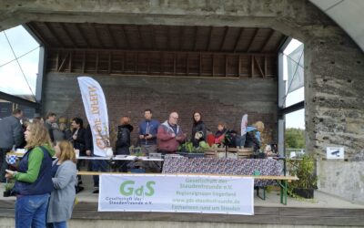 Gesellschaft der StaudenfreundInnen spenden 700 Euro an die Siegener Tafel e.V.